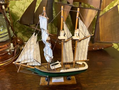 null Deux maquettes de voiliers (H : 59 et 24 cm)
Lampe tempête de bateau en cuivre...
