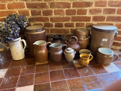 Batch of jugs, pots, vinegar dish in stoneware.


COLLECTION...