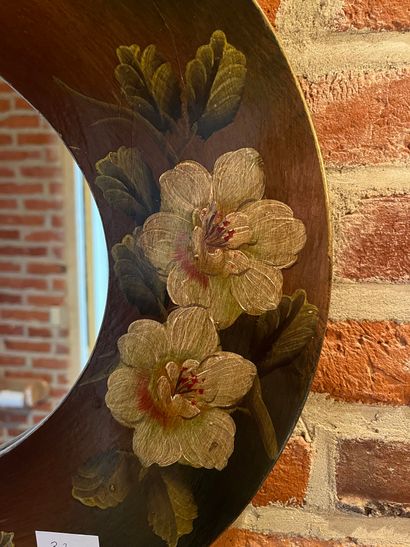 null Miroir ovale à encadrement en bois, laqué à décor de fleurs.
50 X 60 cm

ENLEVEMENT...