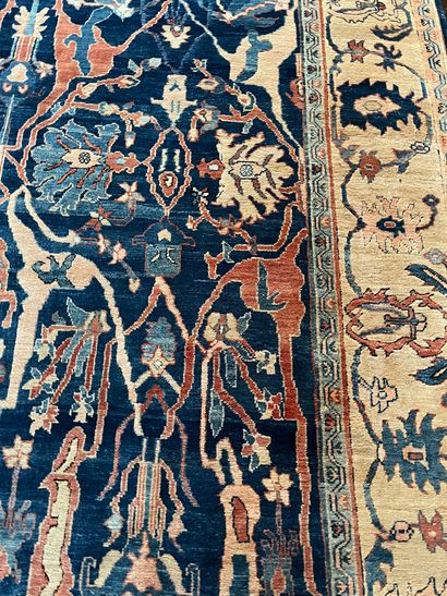 null Tapis en laine fond bleu, décor à grands motifs floraux stylisés polychromes,...