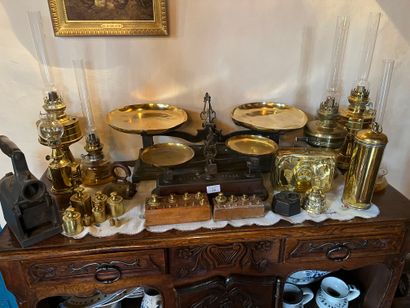 null Lot of yellow brass including a bell, a set of weights, two Roberval scales,...