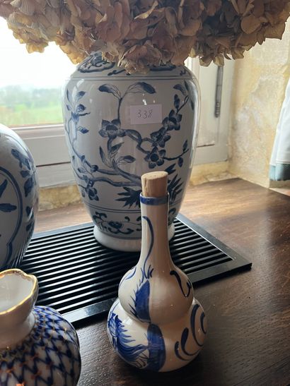 null Lot d’objets divers : vase et pot à gingembre décor en camaïeu bleu, petit vase...