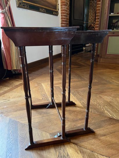 null Two nesting tables in mahogany and mahogany veneer
H : 68 - W : 42 - D : 32...