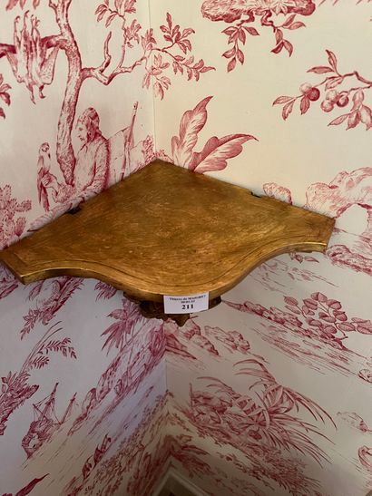 null Pair of gilded wood corner saddles carved with a large leaf.
H : 28 - D : 24...