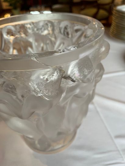 null LALIQUE France - Vase modèle « Bacchantes » 
Signé Lalique R France Accidenté
H...