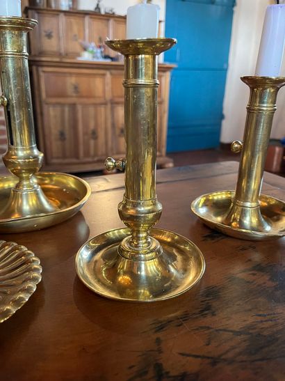 null Lot of nine candlesticks with hand or pushers in copper or brass.
H: 16 to 22...
