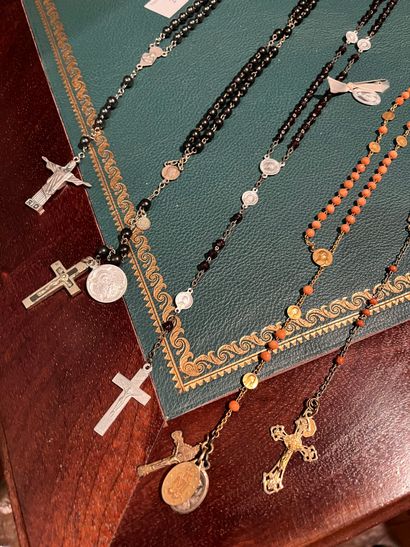 null Lot of rosaries, two with coral beads, the others in glass 


COLLECTION by...