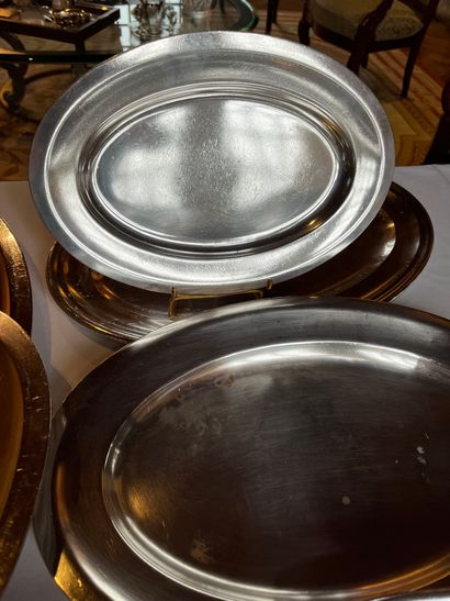 null Ensemble de onze plats ovales en métal argenté, certains de la maison CHRISTOFLE,...