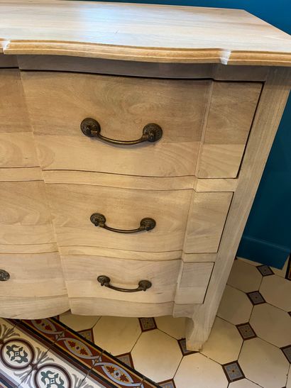 null Natural wood chest of drawers, opens with three drawers.
Work of style. 20th...