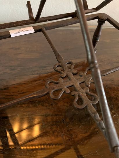 null Small iron lectern. 17th century. 26 x 27 cm.
Prov : sale of October 12, 2003...