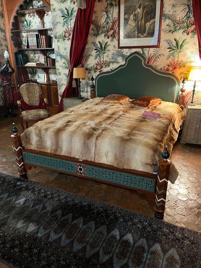 Oriental style bed in natural wood, veneer...