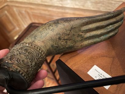null Set of trinkets: hand of Buddha in metal, H (total): 33 cm, wooden disc carved...