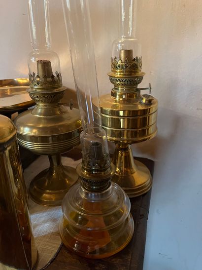 null Lot of yellow brass including a bell, a set of weights, two Roberval scales,...