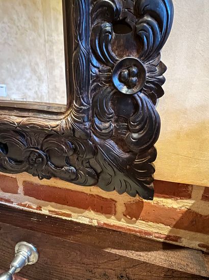 null Mirror with dark wood frame carved with interlacing. 20th century
82 x 94 cm...