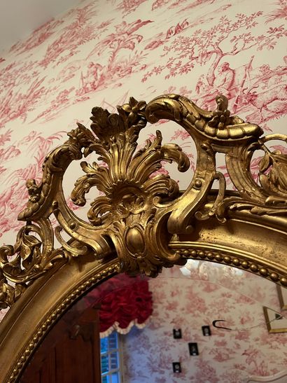 null Oval bevelled mirror, wood and gilded stucco frame, acanthus leaves and flowers,...