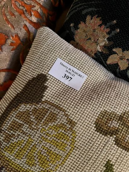 null A batch of various cushions of which tapestry with the small points, velvet...