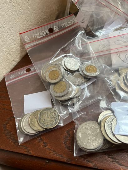 null Large lot of 20th century coins from different countries: France, USA, Vanuatu,...