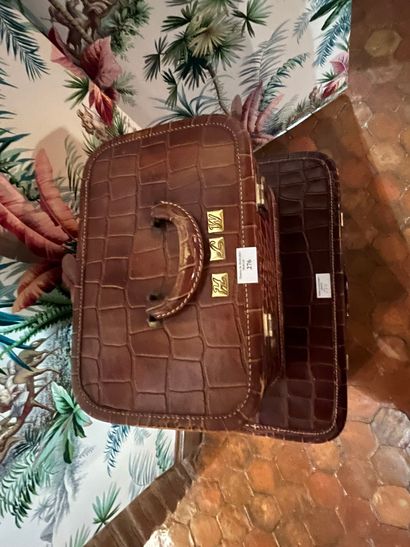 null Lot de quatre bagages en cuir, façon croco, monogramme.
PADGITT’S DALLAS (USA)
L...