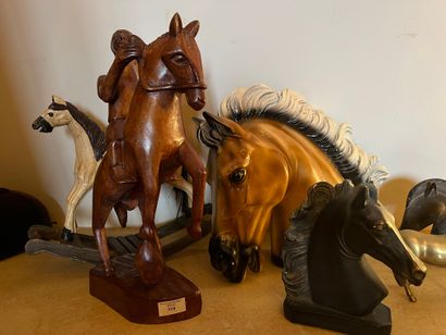 null Lot de diverses statuettes figurant des chevaux : en verre, plâtre, bois, bronze,...