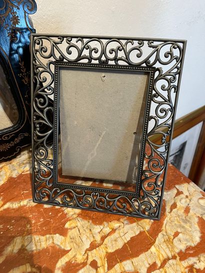 null Lot of blackened wood photo frames, one in openwork metal, one in carved composition...