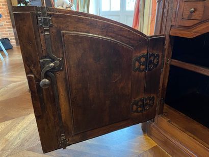 null Hunting sideboard in molded walnut, two doors and two drawers. Red breccia marble...