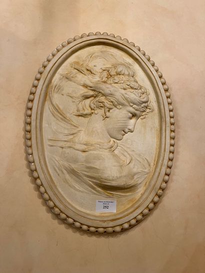 null Médaillon en plâtre représentant une femme de profil 
42 x 30 cm


ENLEVEMENT...