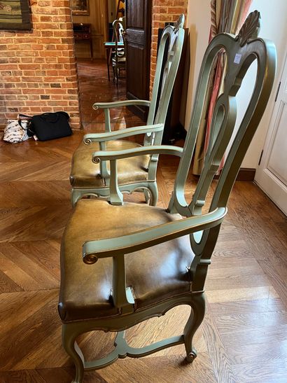 null Suite de douze chaises et deux fauteuils en bois laqué vert et rechampi doré,...