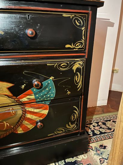 null Commode en bois laqué noir, décor polychrome représentant un voilier, des drapeaux...