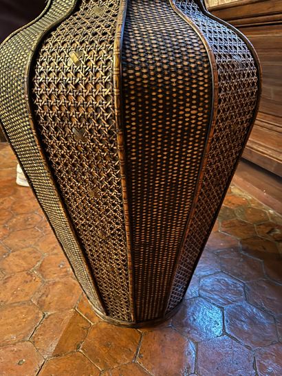 null Baluster vase with cut sides in wicker and cane. Modern work.
H : 89 cm


COLLECTION...