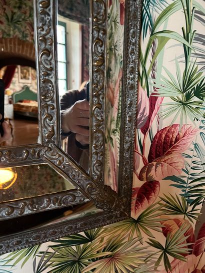 null Miroir à parcloses, encadrement en métal repoussé, de style Louis XIII
85 x...