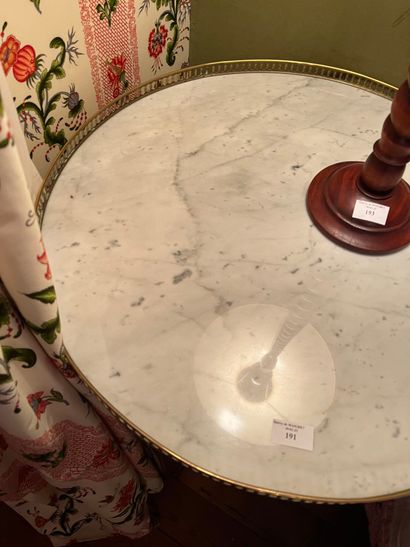 null Table de bouillotte en placage d’acajou, plateau de marbre blanc 
à galerie...