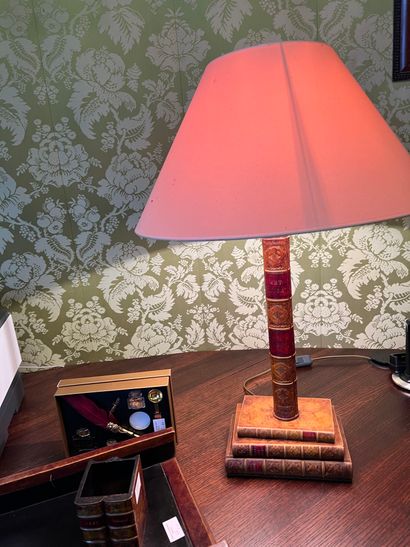 null Set of desk necessaire mismatched including lamp stand covered with leather,...