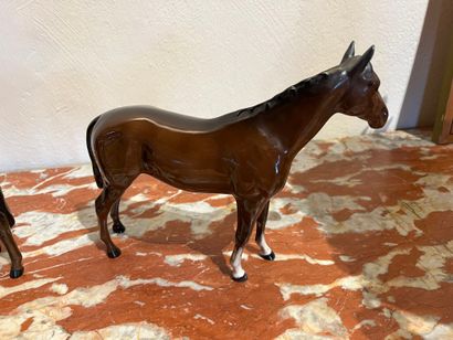 null Two brown horses in porcelain. Beswick - England 20th century
H : 20 - W : 24...