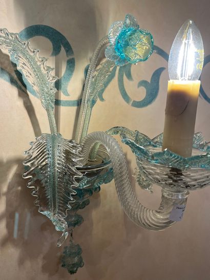 null Paire d’appliques à un bras de lumière en verre de Venise, feuilles et tige...