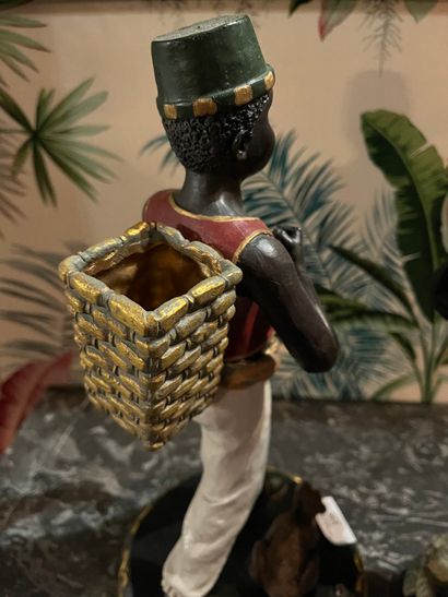 null Lot including: nubian and his monkey (H: 36 cm), nubian carrying a cup.


COLLECTION...