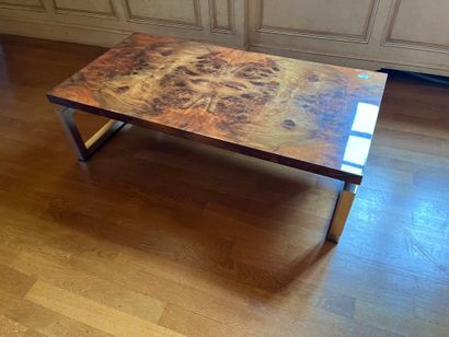 null Table basse, piétement en métal doré, plateau en placage de bois.
20ème siècle.
H...