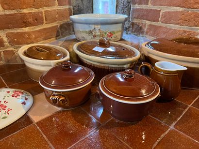 null Lot of terrines of different models, a milk jug
(accidents and wear)


COLLECTION...