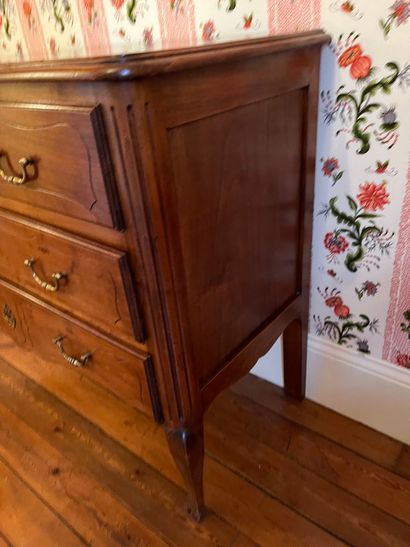 null Chest of drawers in stained wood, fluted uprights. It opens with three drawers....