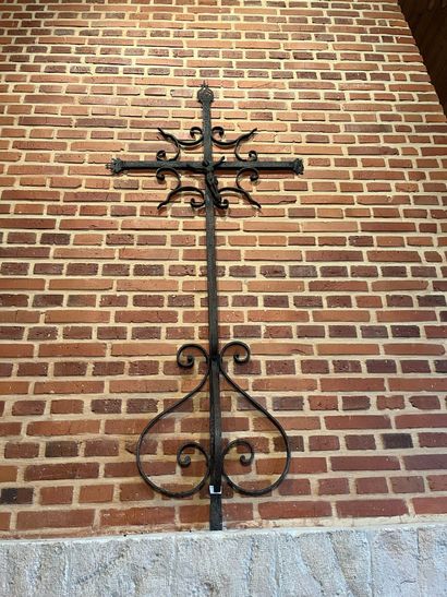Large crucifix in wrought iron.
H : 180 cm...