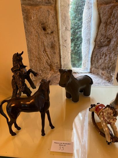 null Lot comprenant différents bibelots sur le thème de l'équitation : diverses statuettes...