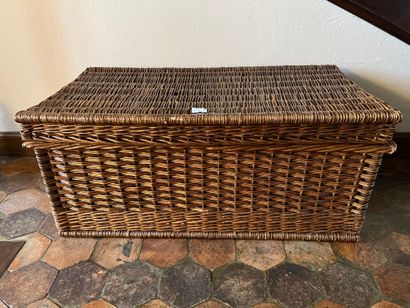 null Wicker trunk. 
H : 40 - W : 90 - D : 50 cm (small chips)


COLLECTION by APPOINTMENT...