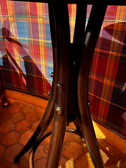 null Guéridon et 6 chaises de style bistrot en bois thermoformé collé teinté. (Style...