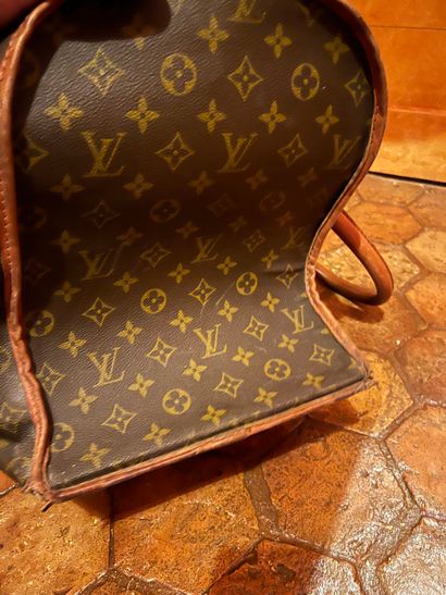 null Louis VUITTON
Coated canvas bag with monogrammed logo. Zipper closure 
Heavy...