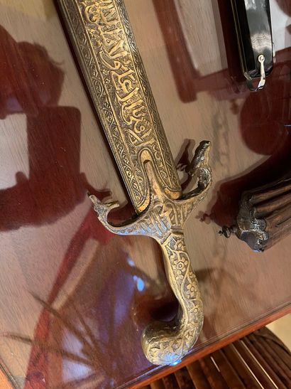 null Sabre marocain décoratif en bronze. (Ne s’ouvre pas).
On y joint un pistolet...