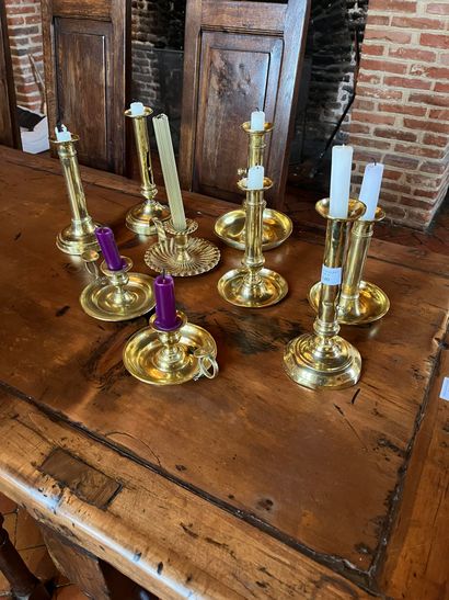 null Lot of nine candlesticks with hand or pushers in copper or brass.
H: 16 to 22...