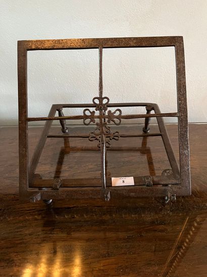 null Small iron lectern. 17th century. 26 x 27 cm.
Prov : sale of October 12, 2003...