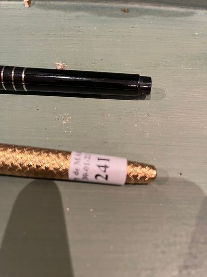 null Deux stylos plume : 
PARKER pour BOUCHERON Paris un stylo et sa plume en or...