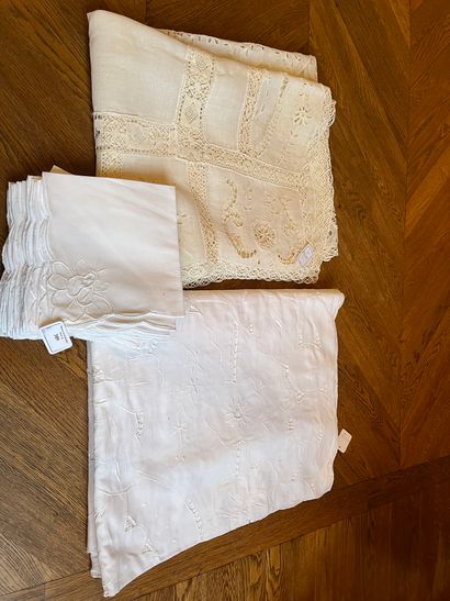 Set of two tablecloths 
One in white cotton...