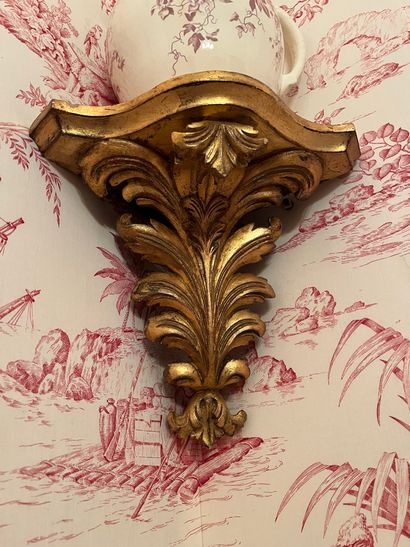 null Pair of gilded wood corner saddles carved with a large leaf.
H : 28 - D : 24...