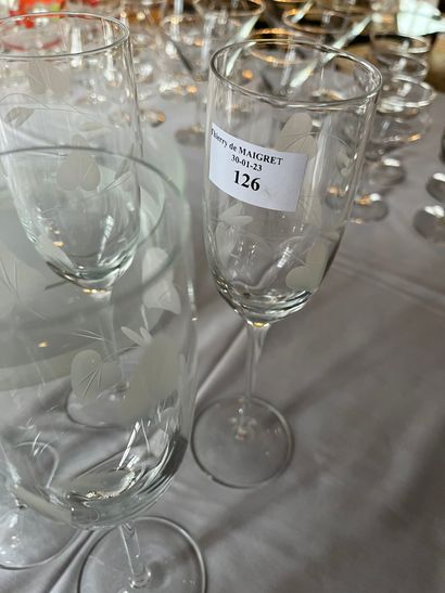 null Lot of glassware including six flutes with floral decoration, a cup on foot...